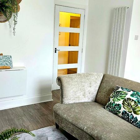 The Ferns - Shared Garden Apartment With Parking Darvel 外观 照片