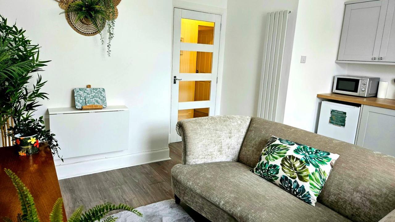 The Ferns - Shared Garden Apartment With Parking Darvel 外观 照片
