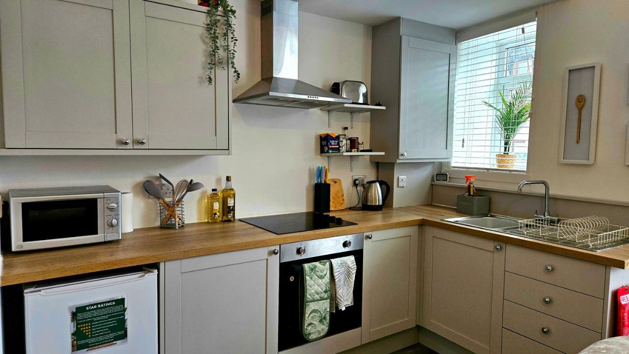 The Ferns - Shared Garden Apartment With Parking Darvel 外观 照片