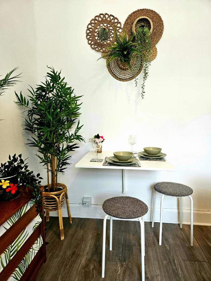 The Ferns - Shared Garden Apartment With Parking Darvel 外观 照片