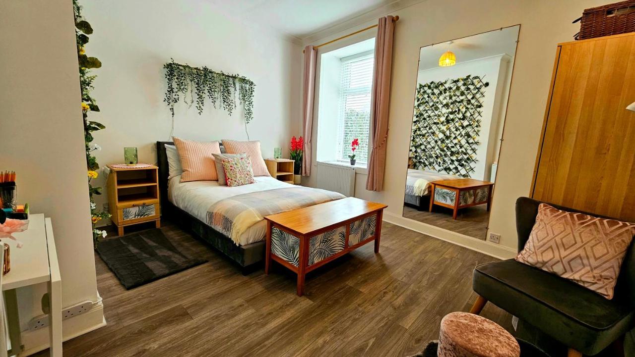 The Ferns - Shared Garden Apartment With Parking Darvel 外观 照片