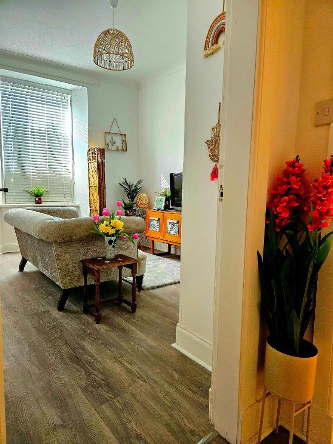 The Ferns - Shared Garden Apartment With Parking Darvel 外观 照片